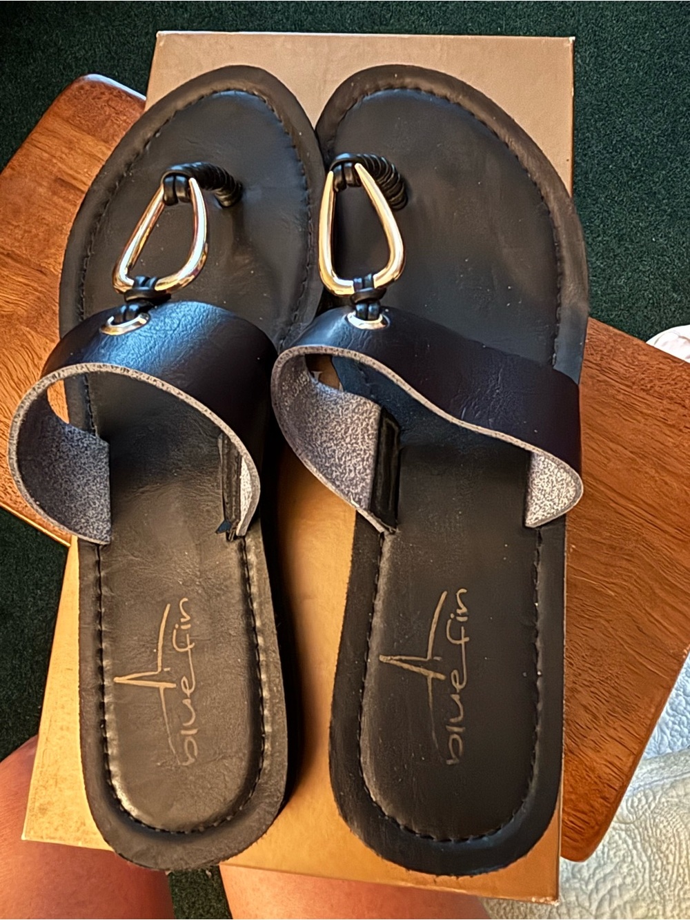 Like new Bluefin Black Leather Toe-Ring Slide Sandals. Sz 7.